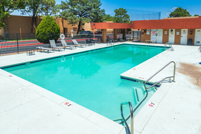 Piscina - Desert Creek Apartments