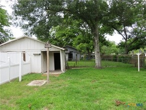 Building Photo - 610 E Krezdorn St