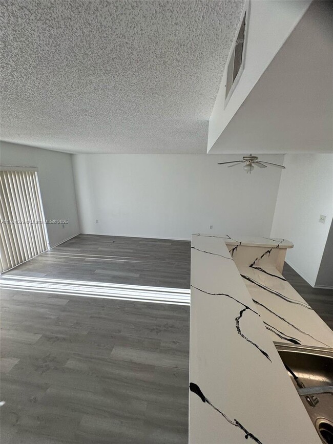 Foto del edificio - 3212 Coral Lake Ln