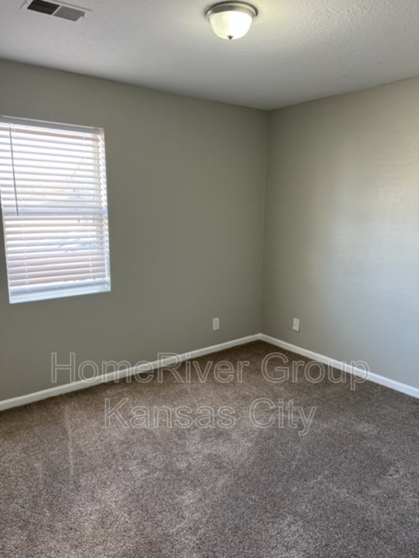 Building Photo - 806 Wolf Dr