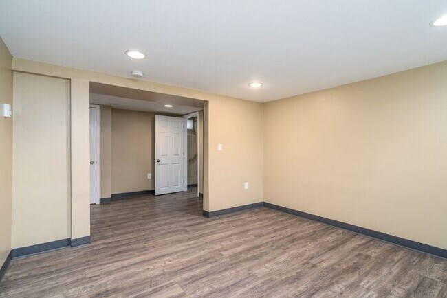 Foto del edificio - Lower Unit Duplex with Private Entrance!