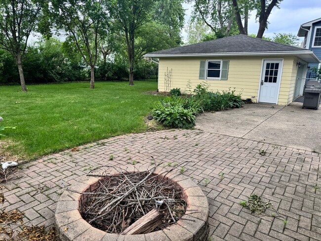 Building Photo - 541 Cypress Dr