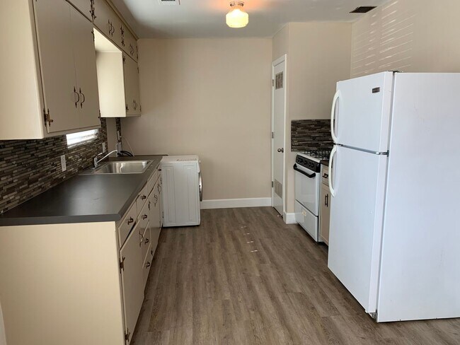 Foto del edificio - Updated home coming soon, all utilities in...
