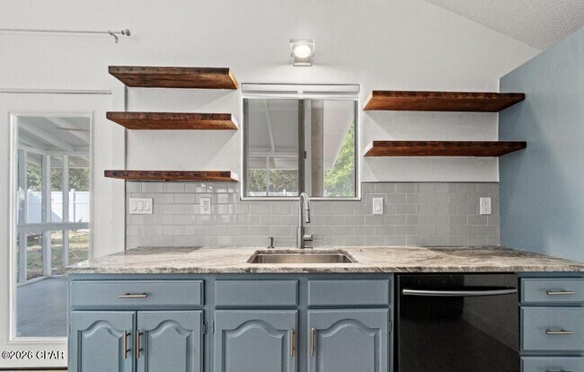 Foto del edificio - 421 Oleander Cir