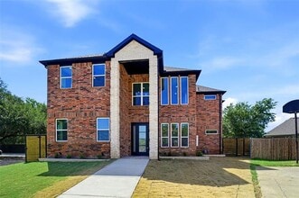 Building Photo - 400 Hideaway Ct