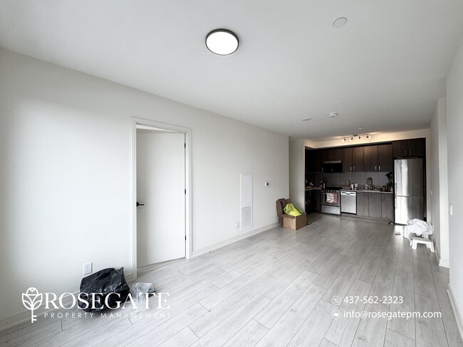 Photo du bâtiment - Modern 2-Bedroom + Den Condo with Balcony,...