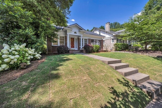 Building Photo - 876 Courtenay Dr NE