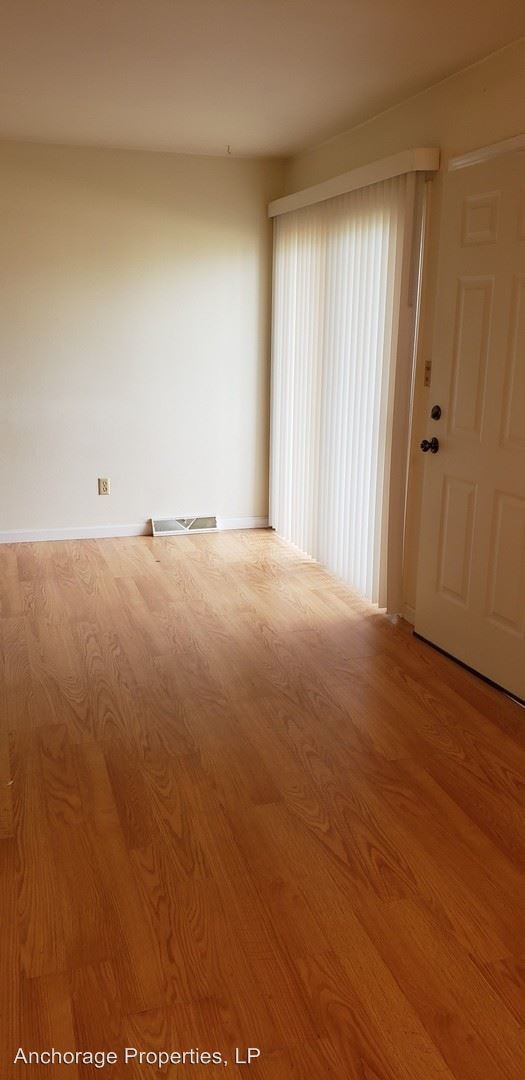 Building Photo - 2 br, 1.5 bath House - 709 W. 9th St