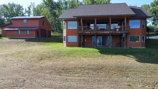 Building Photo - Stunning Home in Beautiful Private Setting!!