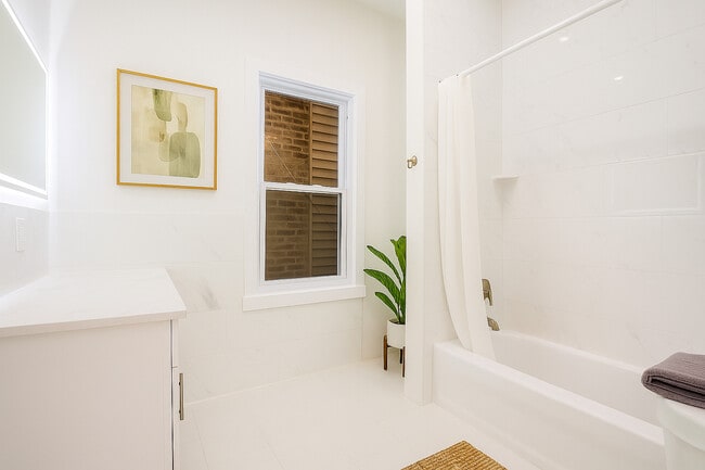 Building Photo - 2617 W Fullerton Ave