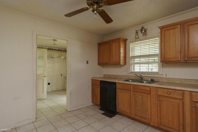 Building Photo - 2634 Oakview Dr