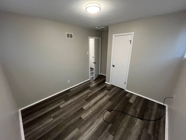 Foto del edificio - Recently Renovated Three Bedroom Move In R...