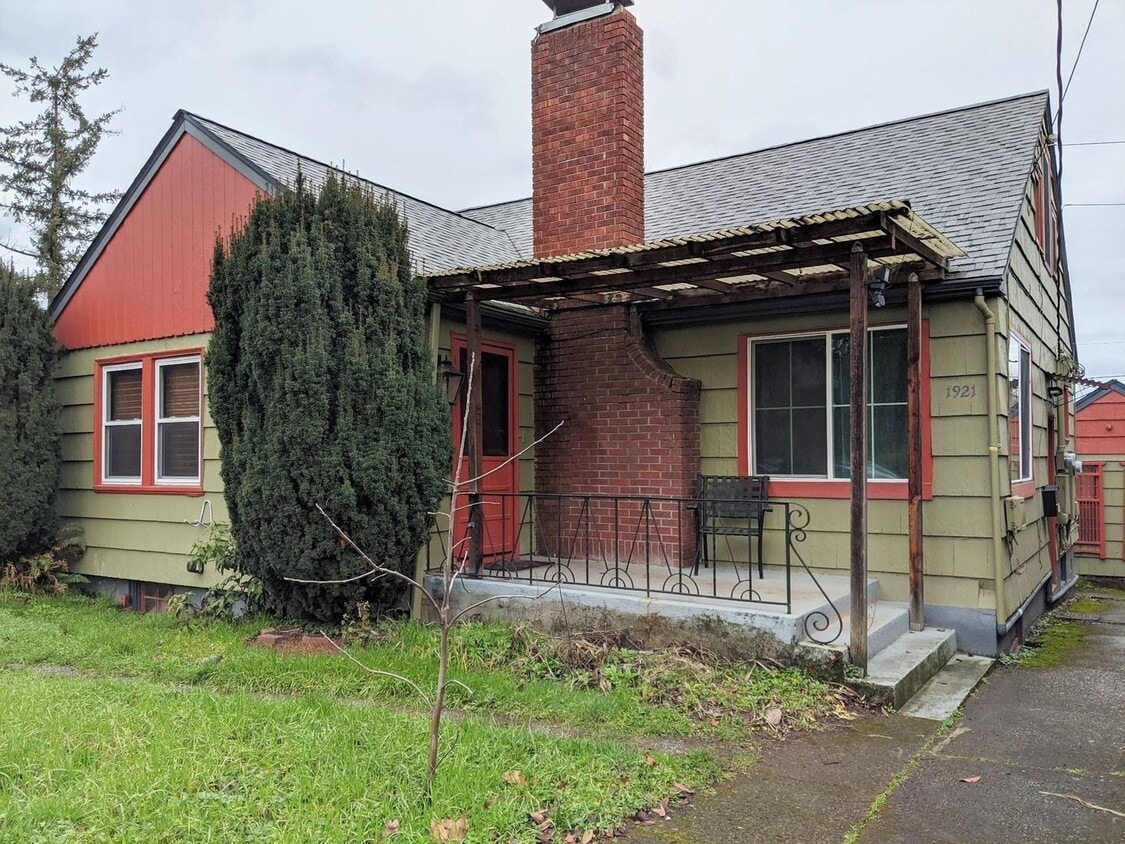 Primary Photo - Spacious Upstairs 1 Bedroom + Living Area ...