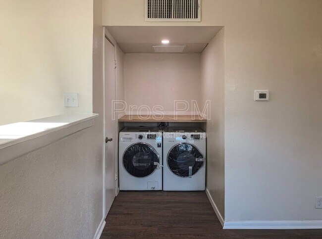 Building Photo - 4926 Reiger Ave