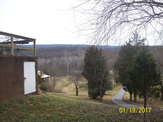 Building Photo - 314 River Cliff Dr