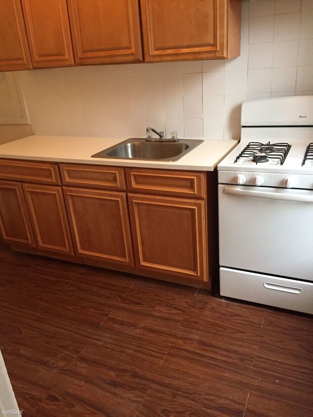 Primary Photo - 1355 E 18th St