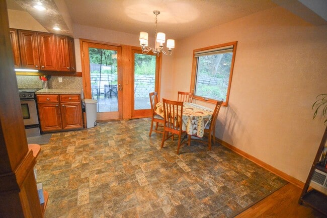 Building Photo - Fantastic 3 bed 2.5 bath Home In Cul-De-Sa...