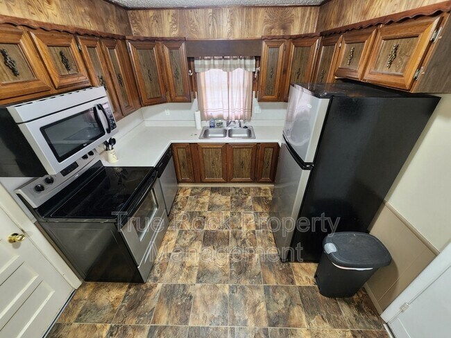 Building Photo - 1808 E 6th