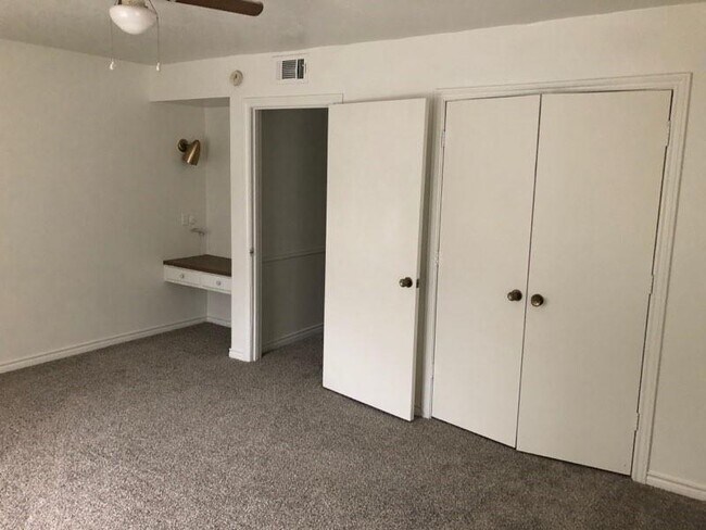 Foto del edificio - 919 N Elm St