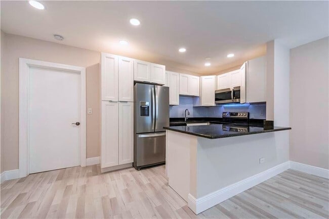 Building Photo - 628 NE 8th Ave