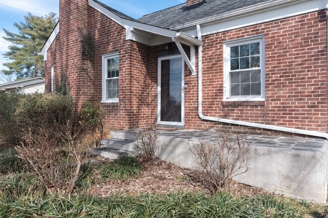 Building Photo - 412 Keeble St