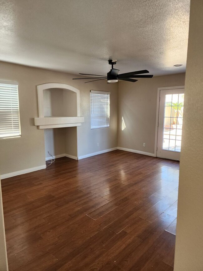 Foto del edificio - 4 Bedroom, 3 bath, RV parking Separate yard home