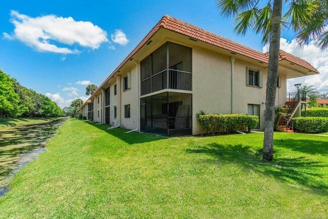 Building Photo - 341 Lakeview Dr