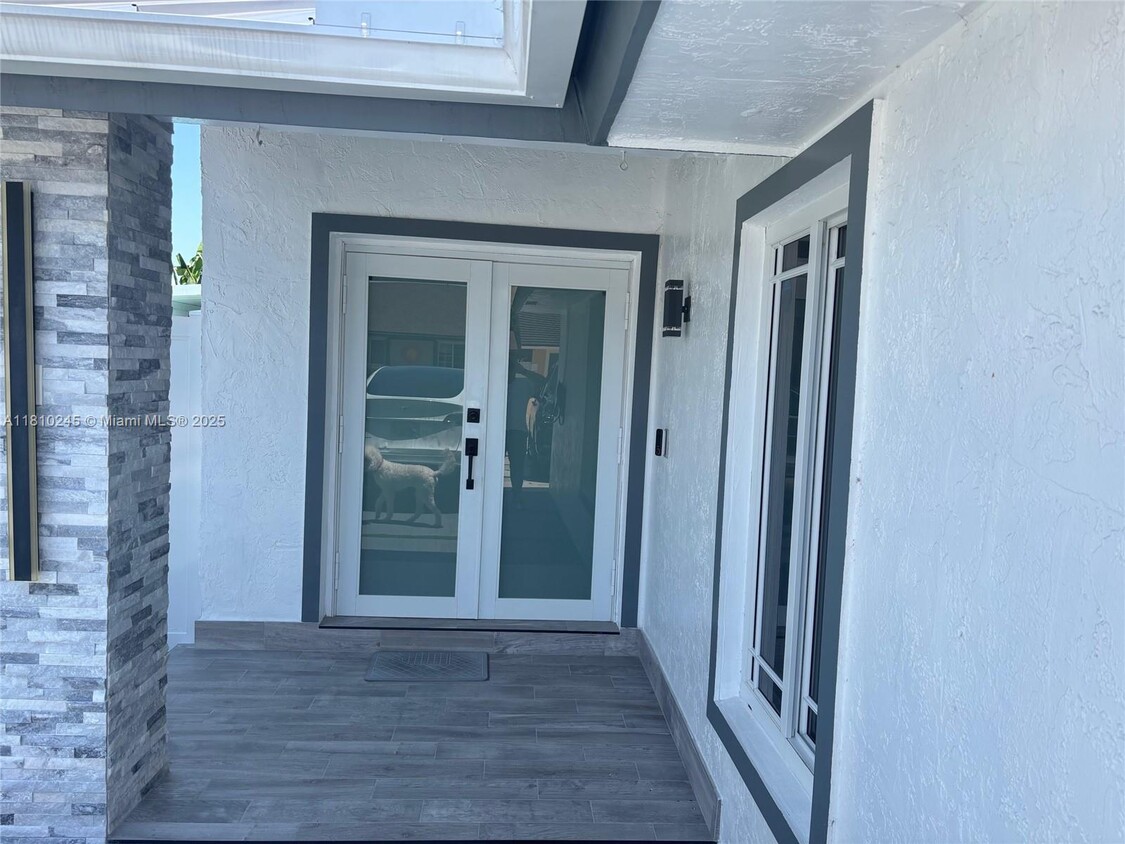 Building Photo - 14854 Kendale Lakes Blvd