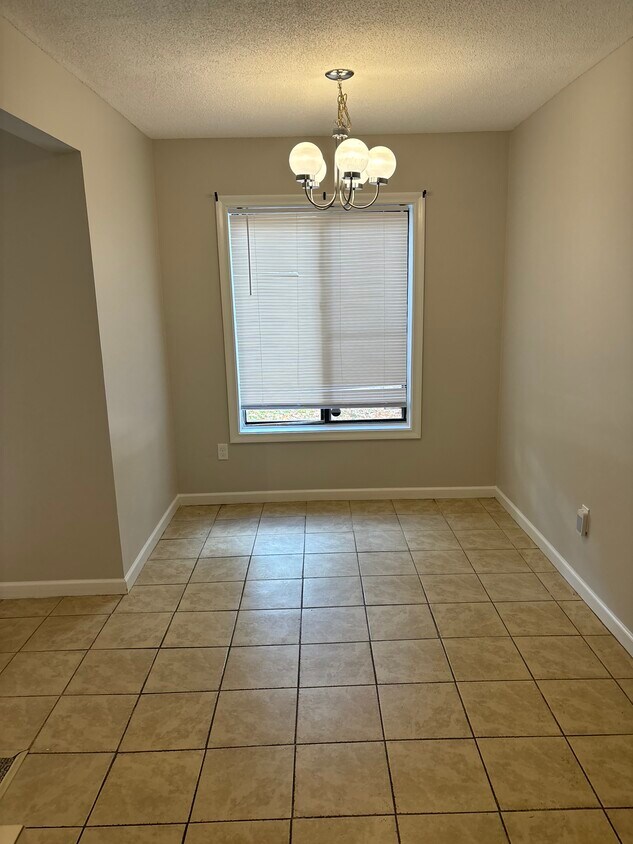 10 Woodsedge Dr Newington, CT 06111 Alquileres en Newington, CT