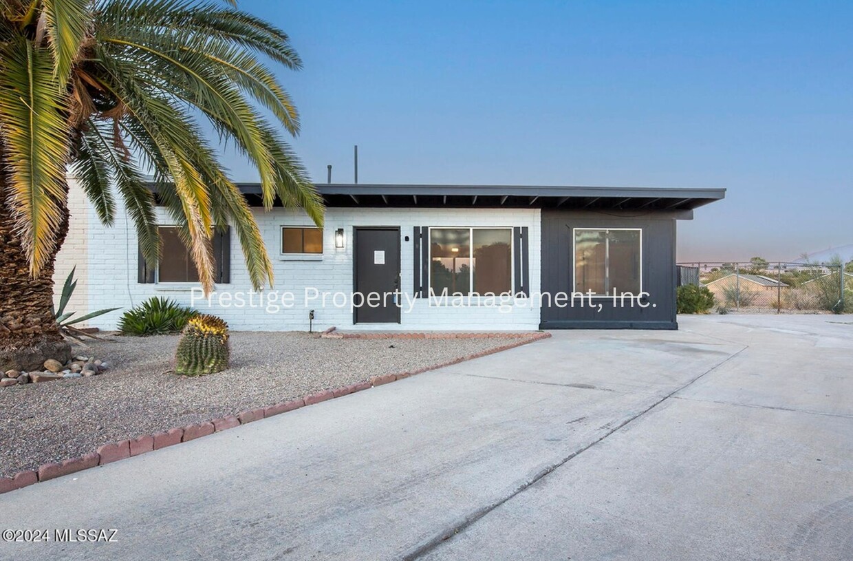 Look! This 3/2 Upgraded East Side Charmer... - Look! This 3/2 Upgraded  East Side Charmer...