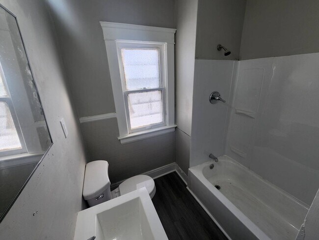 Building Photo - 12514 Locke Ave