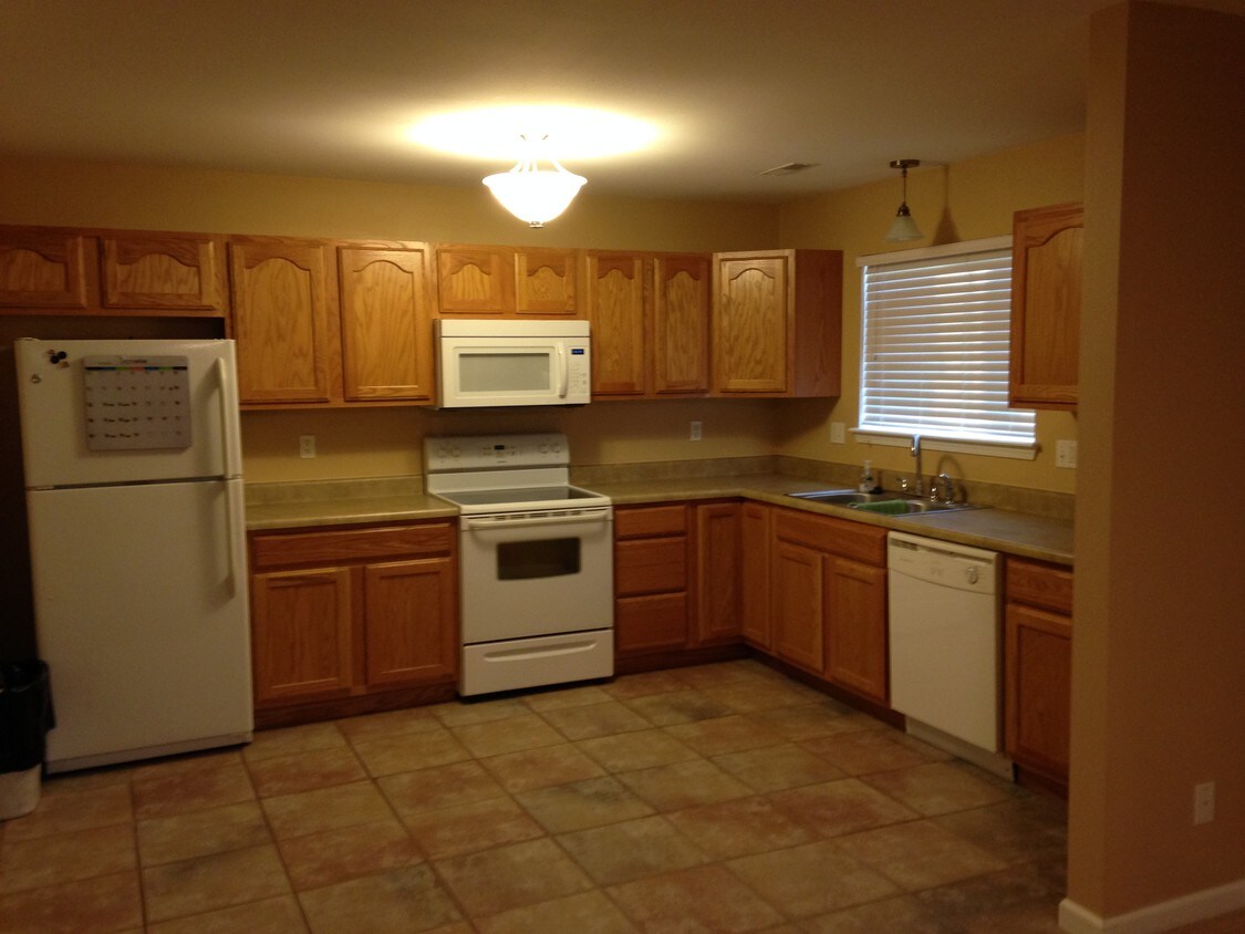 Kitchen - 1827 Woodland Trails