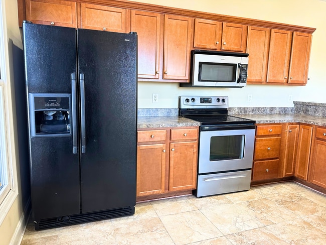 Building Photo - Upper Level Apartment in Wyndhurst with Gr...