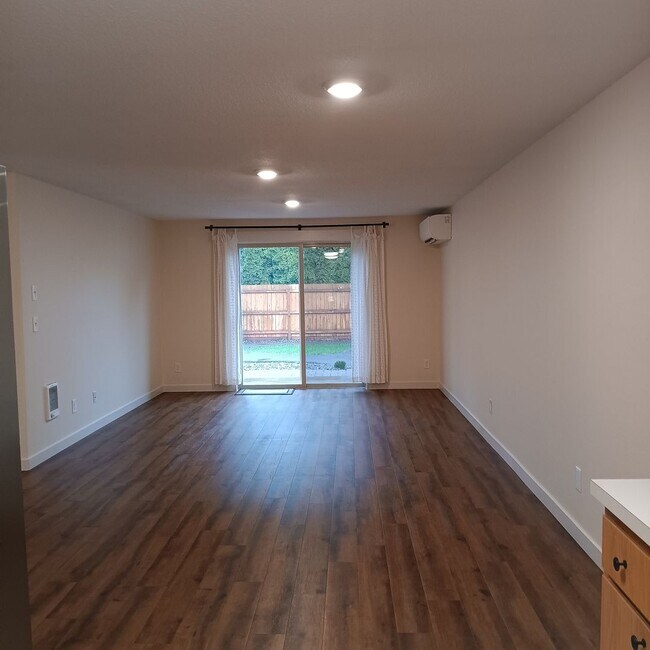 Building Photo - Outstanding Keizer Duplex is Ready For You!