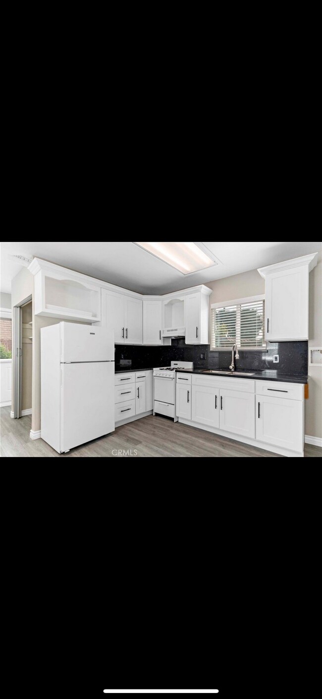 Foto del edificio - 1560 N Helen Ct