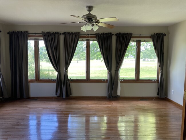 Hardwood enclosed veranda looking on to golf course /clubhouse - 208 W Briarbrook Ln