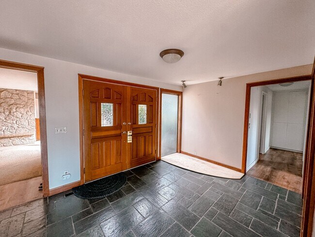 Building Photo - Stunning Home with a Courtyard Entrance an...