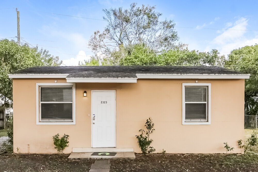 Primary Photo - 2323 NW 12th Ct