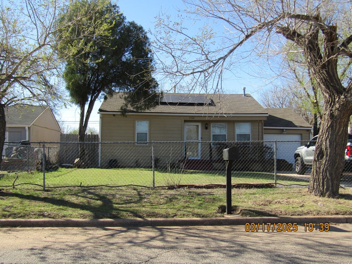 Foto principal - Great Home Located in the Lawton Heights A...