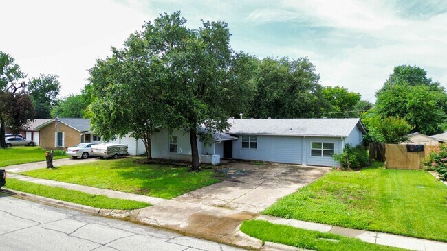 Building Photo - 4 bedroom / 3 bath in Irving