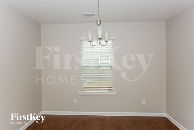 Foto del edificio - 5931 Sanders Farm Ln