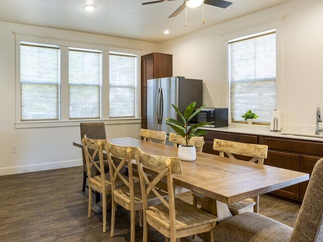 Cocina en la casa club - Falls at Riverwoods Apartments and Townhomes