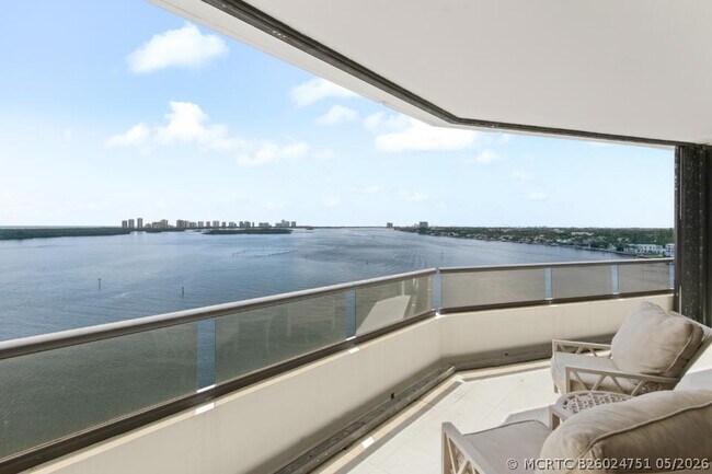 Foto del edificio - 100 Lakeshore Dr