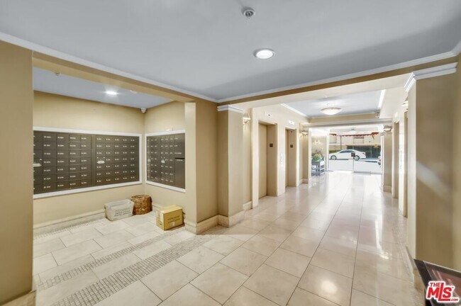 Building Photo - 620 S Gramercy Pl