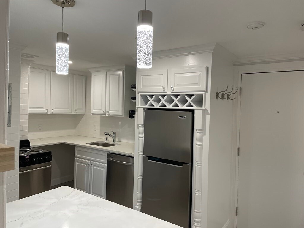 Building Photo - 210 Hillside Ave