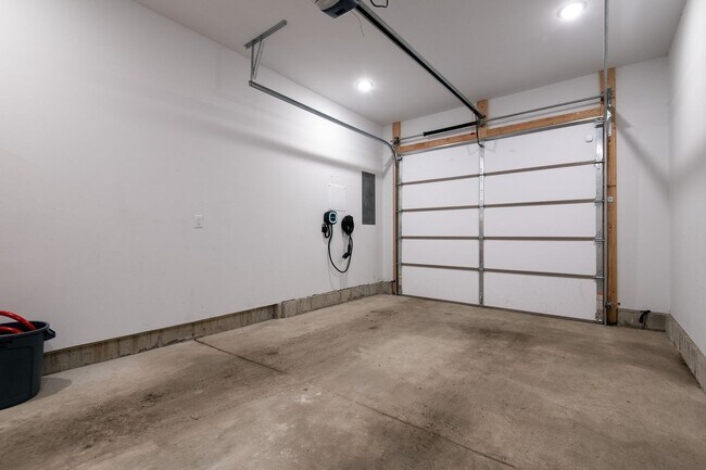 Building Photo - Furnished new townhouse on Ski Hill road