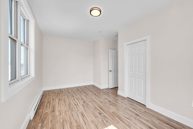 Foto del edificio - 465 E 8th St