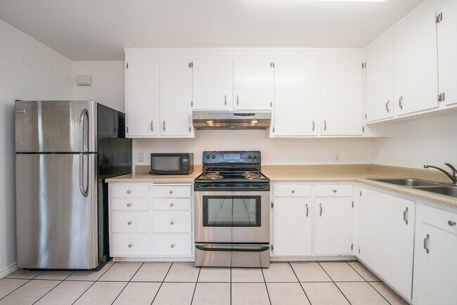 Building Photo - COMMUTER'S DREAM! 3BR/2.5BA Located In The...