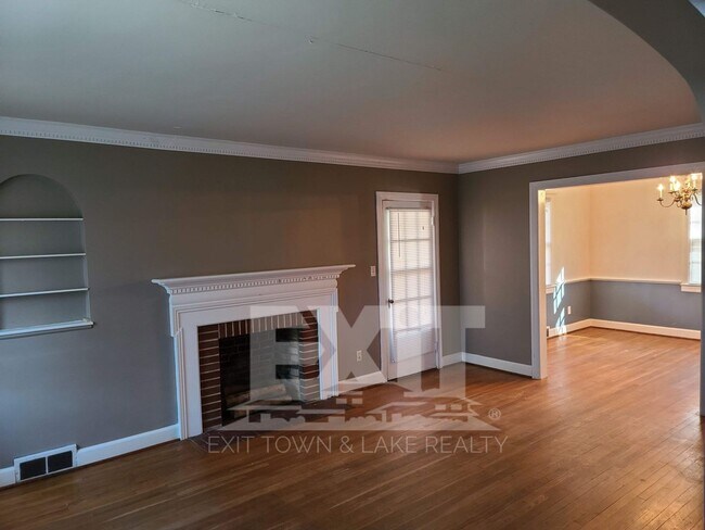 Building Photo - Spacious and charming home with 3 bedrooms...