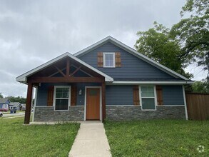 Building Photo - 1004 S Armstrong Ave